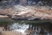 Reflexo da mata ciliar remanescente e rocha no curso do rio Itinga<br />Foto Fabio Lima 