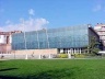 Fachada com painel fotovoltaico. Biblioteca Pompeu Fabra de Mataró, Espanha, 1998. Arquiteto Miquel Brullet [Biblioteca Pompeu Fabra de Mataró, Catalunha, Espanha. Ana Rosa de Oliveira]