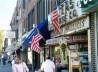 Dia 13/9, rua comercial do Queens: as bandeiras dos EUA começam a aparecer cada vez mais no espaço público