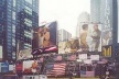 Dia 14/9, Times Square, Manhattan: mistura de outdoors, menções aos atentados e bandeiras norte-americanas