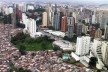 Prédios de luxo e favela, bairro do Panambi, São Paulo<br />Foto Nelson Kon 
