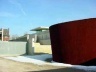 O pátio externo que abriga obra permanente de Richard Serra e que futuramente se interligará com o pátio do Forum for Contemporary Art em construção no terreno adjacente<br />Fotos de Zeuler Lima 