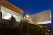 Bar/piscina/galeria, volumes da galeria e bar, cena noturna. BCMF arquitetos + MACh arquitetos<br />Foto Gabriel Castro 