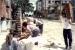 Moradores dos “Predinhos” reconstruindo muro<br />foto Danilo Botelho 