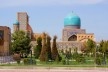Jardins localizados a nordeste do Registan, em Samarkand. Ao fundo, a fachada lateral e a cúpula da madraça Tila-Kari<br />Foto José Júlio Rodrigues Vieira 