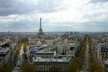 Vista aérea da cidade de Paris, França. Torre Eiffel em destaque. Foto tirada a partir do Arco do Triunfo, abr. 2009