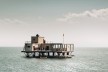 Cena do filme <i>A incrível história da Ilha das Rosas</i>, direção de Sydney Sibilia, 2020<br />Foto divulgação  [Netflix]