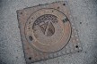Detalhe de infraestrutura urbana, tampa metálica com inscrição “Tampereen Kaupunki” de caixa de passagem de sistema de captação de águas pluviais<br />Foto Fabio Lima 