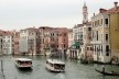 Edificação em recuperação com uso de telas de isolamento convencionais, Grande Canal, Veneza<br />Foto Petterson Dantas 