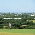 Homem jogando golf, Costa do Sauípe.Mata de São João BA [Editora Peixes / Embratur]