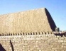  Casa contemporânea nos arredores de Luxor. Note-se a recarga do adobe sobre o muro esquerdo, mais alto que os muros de apoio da abóbada. Foto de 1984