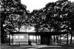 Casa de Vidro. 1949, Arquiteto Philip Johnson [BOTTON, Alain de. The architecture of happiness.Phanteon books, New York, USA. p. 19]