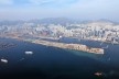 Aerial view of Kowloon East, former Kai Tak airport (foreground and left), Kowloon Bay (centre) and Kwun Tong
district (right) [divulgação]