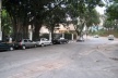 Condomínio residencial, à esquerda, encerra o córrego sob seu estacionamento. Ao fundo, a “praça” Tupã<br />Foto Vladimir Bartalini 