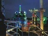 Landschaftspark, em Duisburg-Nord. O ambicioso projeto de iluminação de Jonathan Park transforma os monumentos industriais em lúmino-esculturas [IBA Emscher Park]