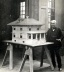 Thomas Edison, Single-Pour Concrete House, 1906-08, Edison e o modelo de estudo<br />Public domain 