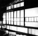 Vista noturna do edifício à rua Suipacha (1939) explicitando a transparência extensa [ÁLVAREZ, Fernando [et al.]. Antoni Bonet Castellana (1913-1989)]