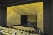 Vista do teatro de fala com a cenografia nos planos refletores laterais<br />Imagem do autor do projeto 
