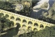 Uma imagem positiva e admirada de estrutura elevada é a Pont du Gard perto de Avignon, uma das mais belas de todas as obras sobreviventes da engenharia do Império Romano. Esta visão aérea da estrutura sem uma referência de escala (de um veículo ou ser hum [BROWN, David J. Bridges, Reed International Books, London, 1993]