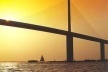 Ponte Skyway na Baia de Tampa, Florida, EUA 
 [BROWE, Lionel. Bridges, Ed. Smithmark, Nova York, 1996]