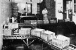 Processo de beneficiamento do leite: despacho do leite armazenado no frigorífico através de esteiras [SAVAGE, 1933]