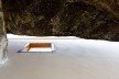 Casa Box, Relação entre a caixa branca e a grande rocha. Alan Chu e Cristiano Kato Arquitetos, menção honrosa categoria profissional/ obras concluídas. Ilhabela, SP, 2008.