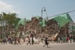 Porto Príncipe, Haiti, 2010. A busca por materiais que possam ajudar na construção de novos abrigos se torna uma atividade perigosa em meio aos escombros<br />Foto Alyson Montrezol 