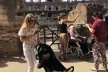 Pessoas em cadeira de rodas e com carrinho de bebê em visita ao Coliseu, Roma<br />Foto Larissa Scarano, 2018 
