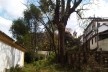 Próximo à igreja Nossa Senhora do Carmo, quintal com árvore limitado por arrimo de pedras<br />Foto Abilio Guerra 