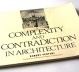  Complexity and contradiction in architecture, de Robert Venturi. Nova York, Museum of Modern Art and Graham Foundation, 1966. ISBN 08-707-0282-3