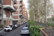 Habitação coletiva voltada para passeio com plátanos, Piacenza<br />Foto Montaner e Muxí 