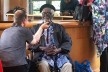 Demas Nwoko sendo entrevistado por Rupert Bickersteth. No fundo o neto Rufus Nwoko, diretor artístico do Nova Cultura de Ibadan<br />Foto Francesco Del Brenna  [Dezeen.com]