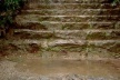 Fig. 8 - As escadas drenantes, limitando os lotes, controlam o escorrimento pluvial