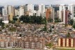 Vista da favela Real Parque, com prédios do bairro do Morumbi ao fundo, São Paulo SP<br />Foto Tuca Vieira 