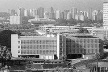 Figura 5 – Hospital Gastroclínicas, São Paulo, de Lauro Miquelini. Vista do conjunto (novo anexo) [Revista Projeto, 176, 1994, p 56]