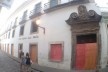 Janelas e portas do Centro Cultural Solar Ferrão, no Centro Histórico de Salvador, protegidas com tapumes<br />Foto Volha Yermalayeva Franco 