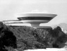 Arquitetura dos anos 1990: no MAC Niterói, de Oscar Niemeyer, de 1996, e no Guggenheim de Bilbao, de Frank Gehry, de 1997, apesar do contraste de linguagens, ambos trabalham com volumes, e não com planos justapostos