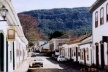 Vista da entrada do Centro Cultural Yves Alves, à esquerda, da Antiga Cadeia, mais à frente e à direita na cor rosa e da Serra São José, ao fundo [acervo do autor]