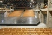 Teatro SESC da Pompéia, vista do palco em direção a uma das arquibancadas, percebendo-se as galerias<br />Foto Nelson Kon 