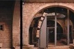 Páteo da Alfândega. À esquerda a epígrafe comemorativa da ampliação de 1432; ao centro a aduelas do arco do alpendre da torre medieval. <br />Fotografia: Ferreira Alves 