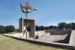 Monumento “Mão Aberta” em Chandigarh, de Le Corbusier<br />Fotomontagem Victor Hugo Mori, 2010 