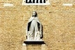 Detalhe de estátua incrustada na fachada de pequena igreja, Veneza<br />Foto Renato Anelli 