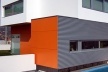 O outro topo cor de laranja, a cozinha (a janela do espaço anexo não é visível) e a piscina<br />Foto do autor 