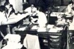 Redação do Jornal do Brasil, 1958: Odylo Costa (à esquerda com cigarro na mão), diante das máquinas de escrever, Jânio de Freitas (ao centro) e Ferreira Gullar (à direita): o novo jornalismo (imagem reproduzida da coleção Nosso Século).