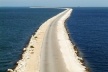 Pedraplén sobre el mar, de 48 km de largo, que comunica a Caibarien con el Cayo Santa María. Obra que ganó en el año 2001 el premio Internacional Español Puente de Alcantara