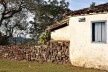 Muro de alvenaria de pedra seca, construído em canga, da casa paroquial da Capela de São João Batista, Ouro Preto MG, 2015<br />Foto Elio Moroni Filho 