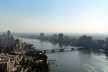 Rio Nilo cortando Cairo e Gizé com as pirâmides ao fundo<br />Foto Leonardo Castello 