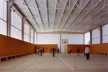 Quadra esportiva e corredores de acesso às salas de aula<br />Imagem dos autores do projeto 
