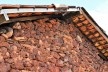 Parede externa de residência, feita de canga (concreção ferruginosa) argamassada com terra, Ouro Preto MG, 2014<br />Foto Elio Moroni Filho 