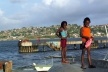 Meninas na cidade baixa de Salvador<br />Foto Nelson Kon 